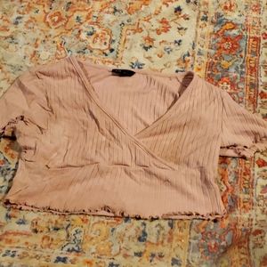 Size small light pink short sleeve crop top whith a crossed over neck